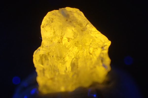 強蛍光結晶 ウエルネライト ウェルネル石 アフガニスタン産 2.4ct ⑦