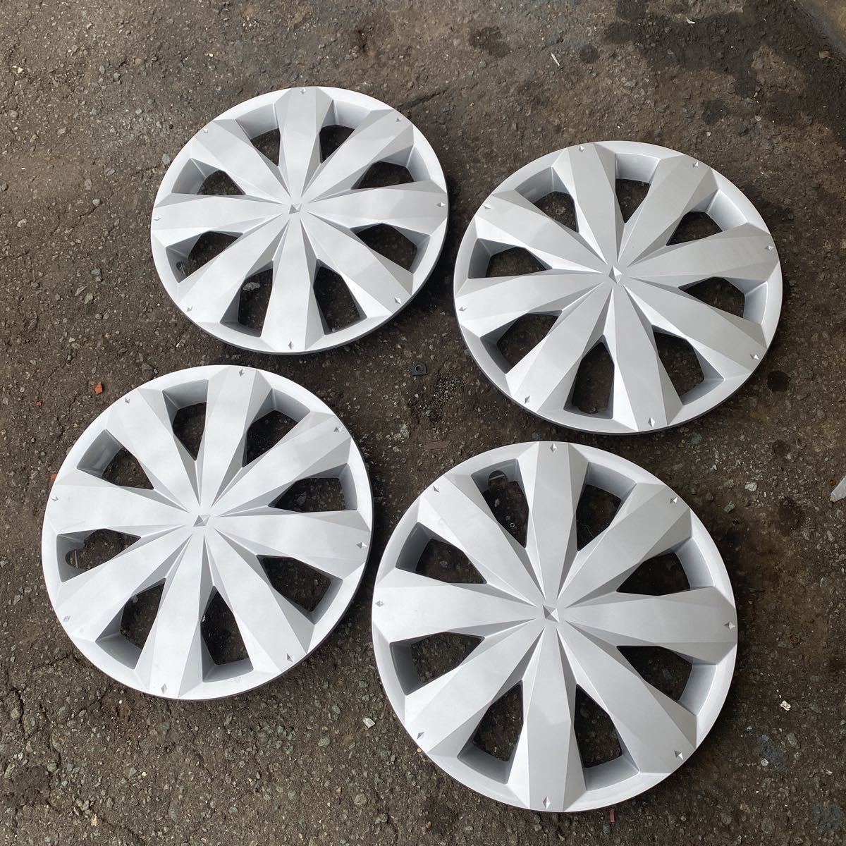 トヨタ 14インチスチールホイール+ホイールキャップ ヴィッツ カー