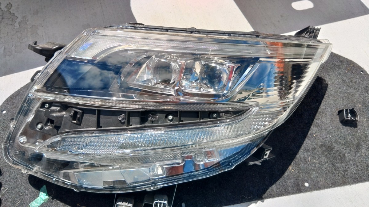 トヨタ ノア ZWR80系 後期 左ヘッドライト LED ノア 後期 左 81170