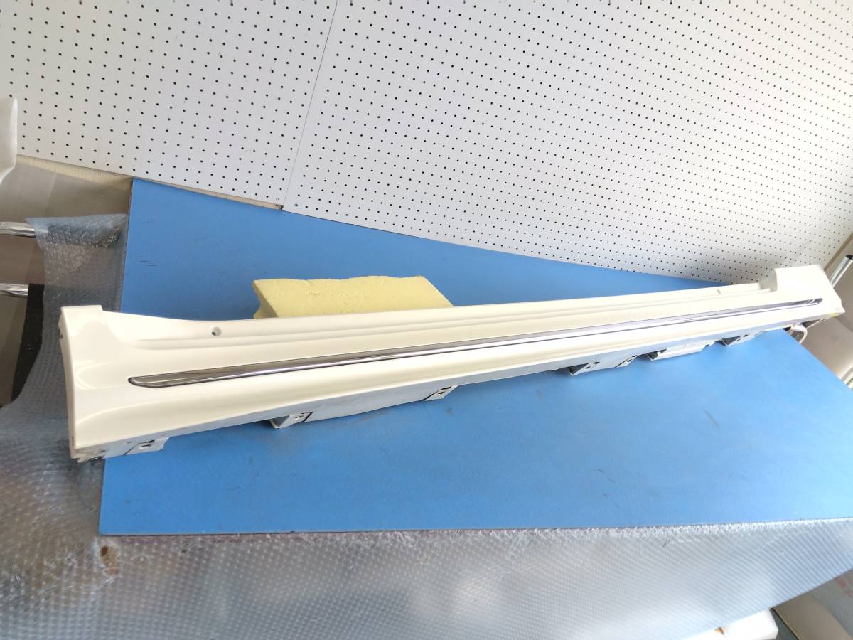 美品/即納 クラウン (ARS220/AZSH20/AZSH21/GWS224) 純正 サイドステップ 右 (裏面刻印 75850-30520/ホワイトパール) 2307-05