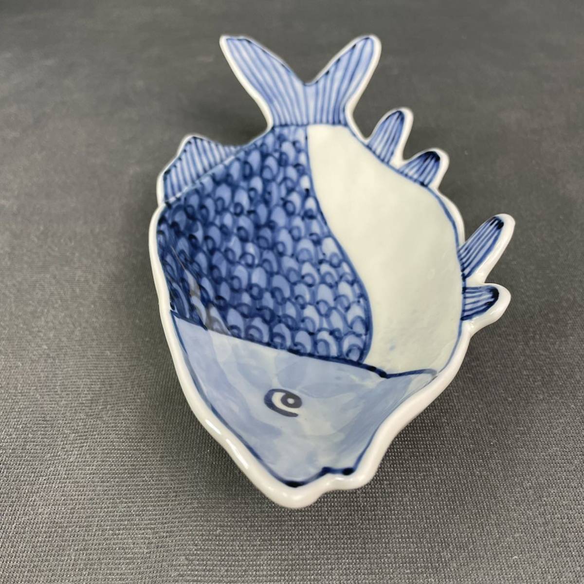 有田焼 深川製磁 染付 魚彫刻 足付皿 魚型 三つ足 盛皿の入札履歴