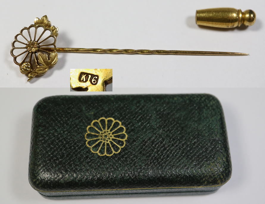 A) 16金 K16/刻印 皇族 下賜品 梨本宮家 十四葉裏菊紋 金製 ラペルピン 重量/約3.2g ケース箱付 ＜金工 彫金 皇室 下賜品 ボンボニエール