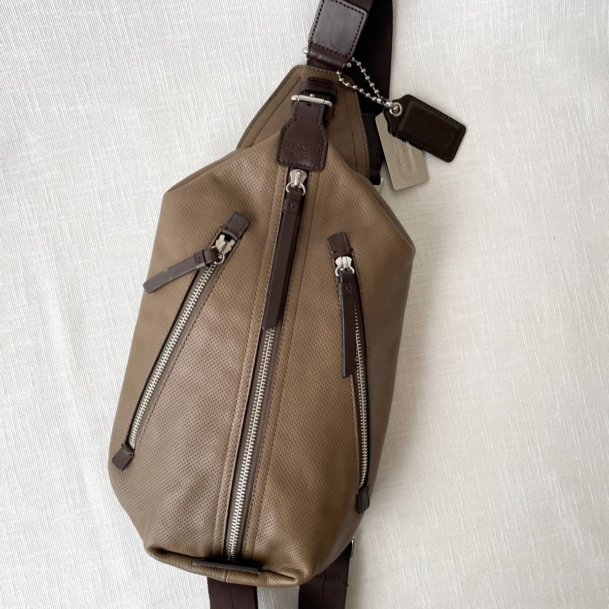 ■1円〜 ■COACH コーチ トンプソン パンチングレザー ボディバッグ ショルダー 斜めがけ 濃いめのベージュ 普段使い お洒落 高級感 70716