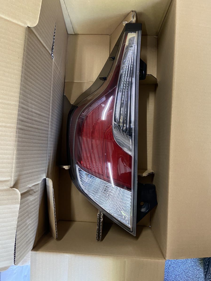 アクア DAA-NHP10 Aqua 左 テールランプ 左テールランプ S 3P0 81560