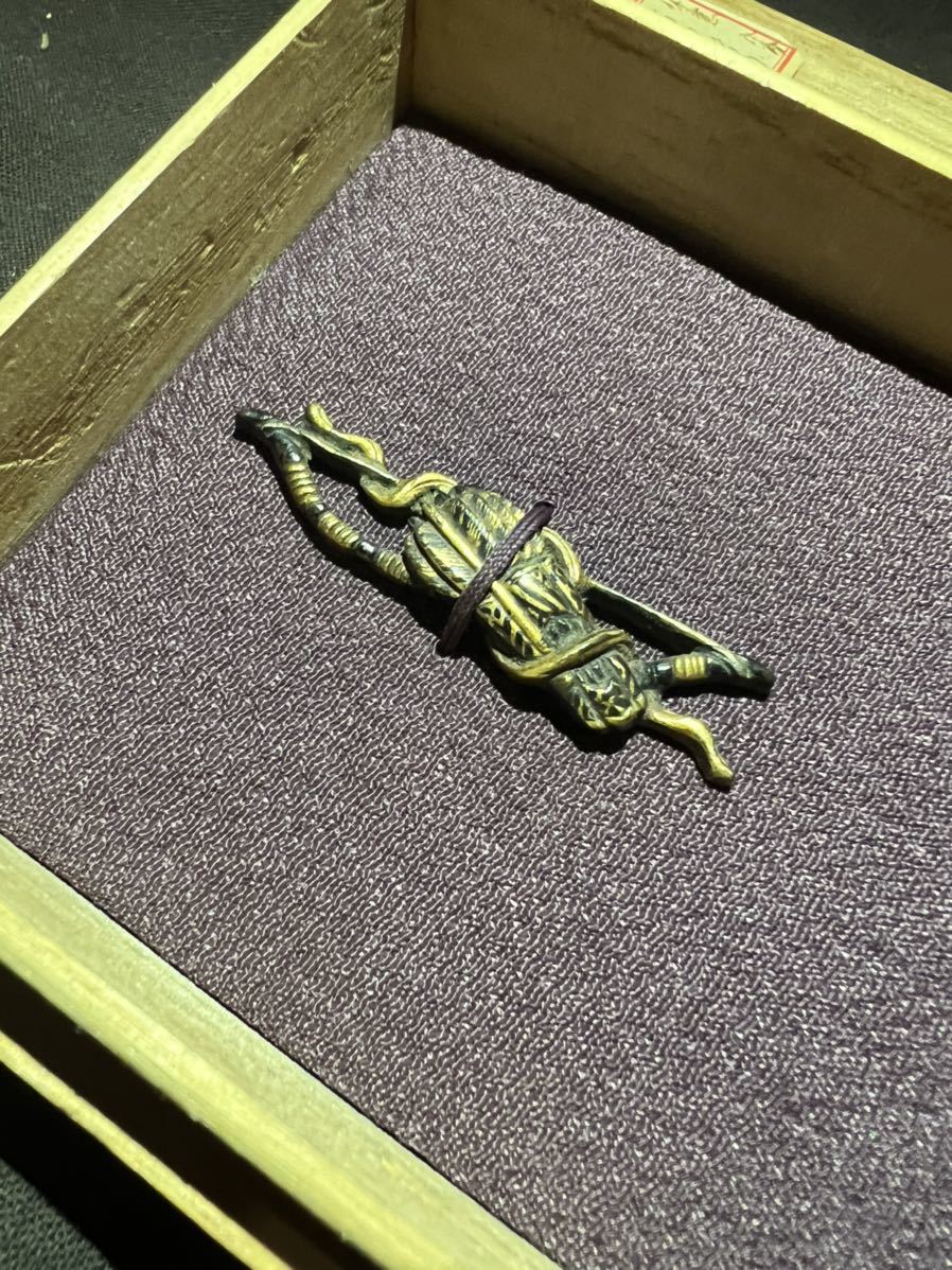 弓失図目貫 容彫 金色絵 日本刀 武具 刀装具 小道具 鍔 目貫