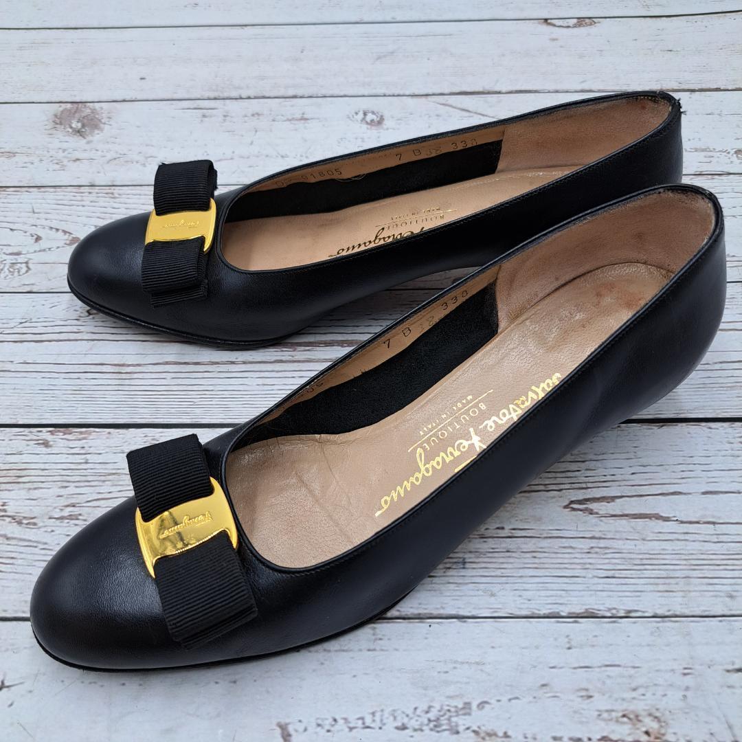 『Ferragamo』フェラガモ【24】ヴァラリボン　パンプス　黒　金具