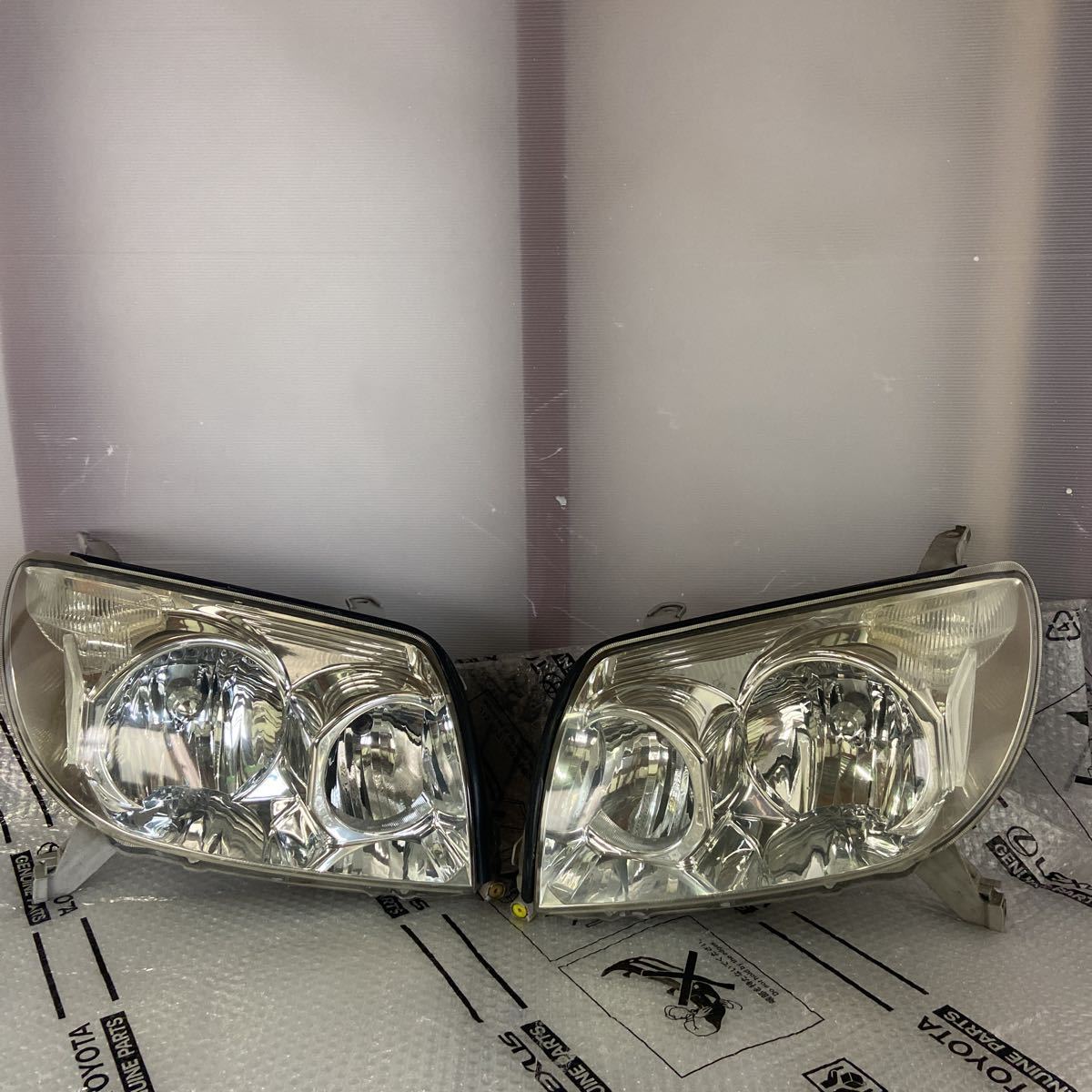 トヨタ純正215サーフ前期ヘッドライト2個セット トヨタ純正215サーフ前期ヘッドライト2個セット ハイラックスサーフ