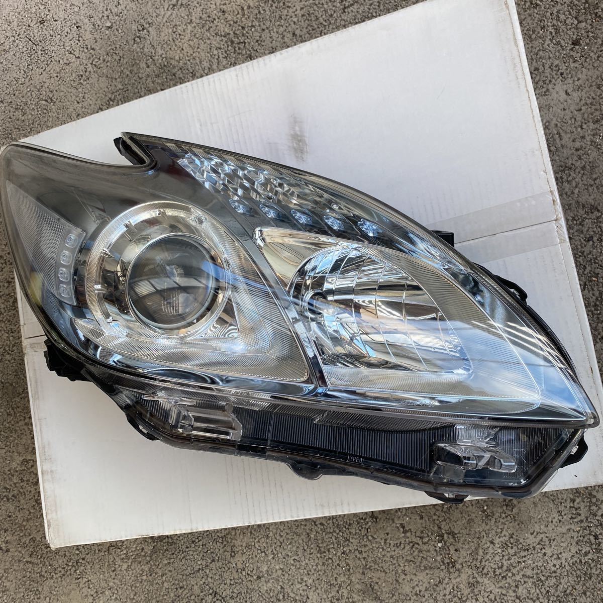 プリウス 右ヘッドライト 