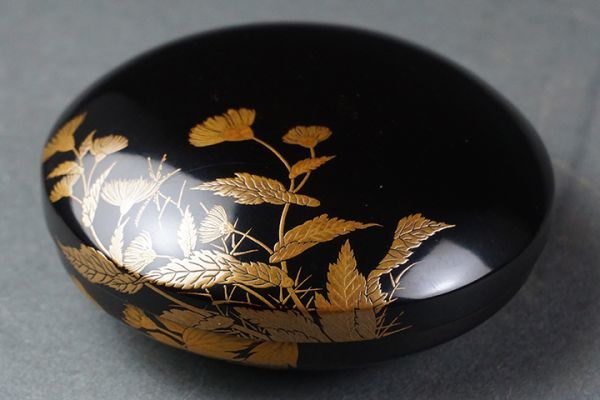 B-717□茶道具 香合 菊花金蒔絵木彫蓋物 香合 茶道具 菊蒔絵 菊蒔絵