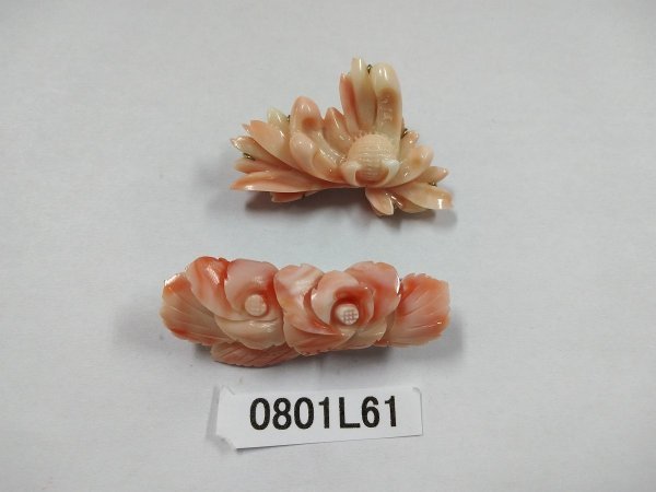 0801L61　本珊瑚　サンゴ　帯留　彫刻品　二点セット　約15.0ｇ