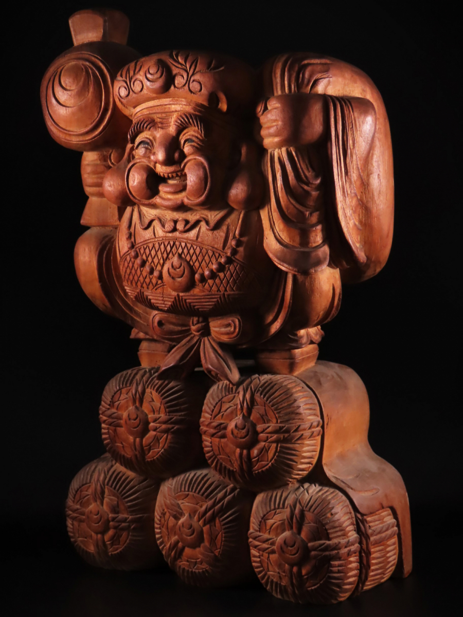 左直身 作 木彫 大黒天像 繊細彫刻 一刀彫 七福神　縁起物 骨董 稀少 晃】仏教美術 直身 作 木彫細密彫刻 俵乗り立ち大黒天像 置物 特大 高