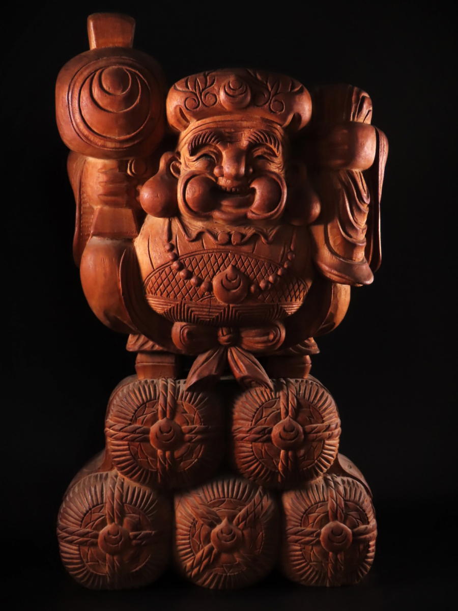 手作り木製大黒天像 赤い台座付き　非売品 木彫り仏像 【三面出世大黒天】桧木 立5.0寸 総丈33cm 比叡山形三面 彫刻・オブジェ