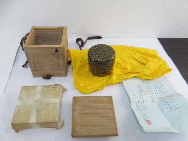 未使用品 輪島塗 なつめ 棗 漆芸 (沈金) 前 志芸男 作 菊　茶道具 共箱有 保証品 穴直径約6.5cm/高さ約7cm　8:2A1.2/2