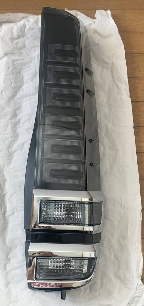 トヨタ VOXY ヴォクシー ZRR80 後期 右テールランプ KOITO 28-243