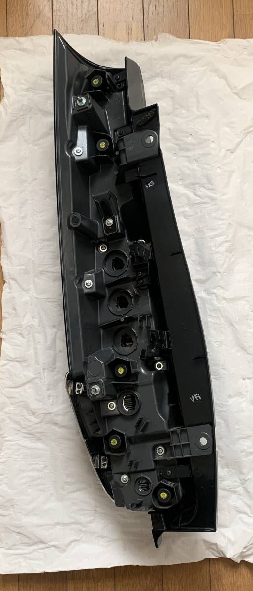 トヨタ VOXY ヴォクシー ZRR80 後期 右テールランプ KOITO 28-243