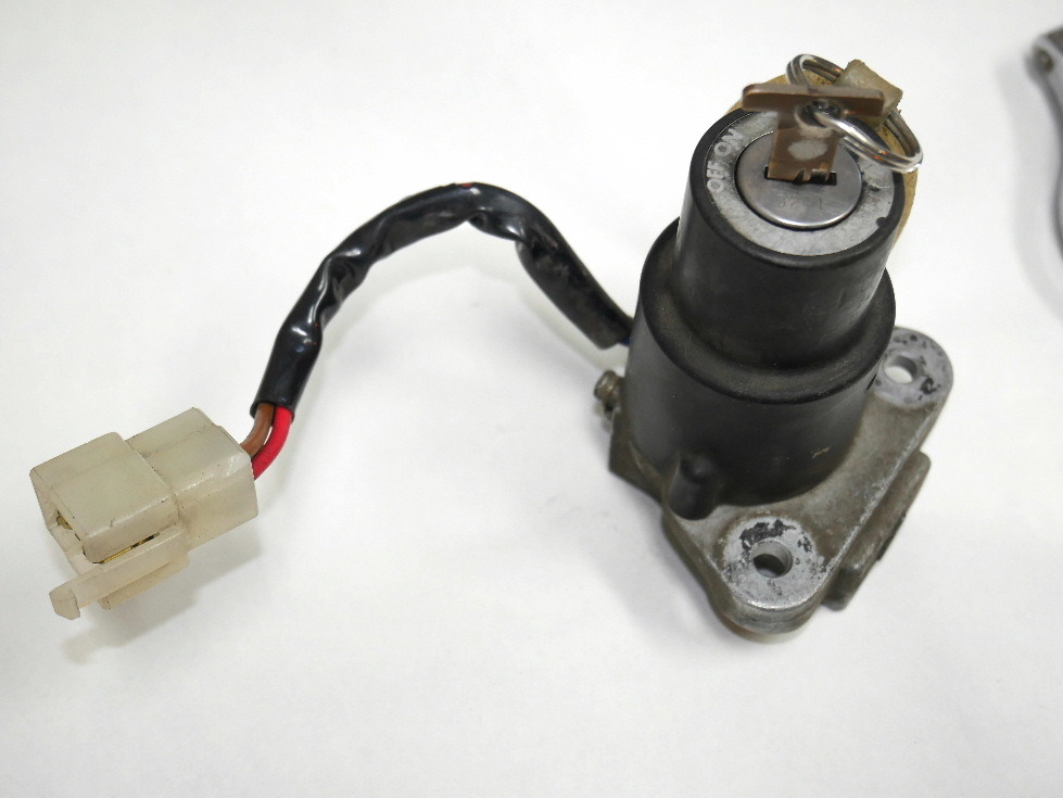 赤字超特価，新品 ヤマハＸＳ６５０　１９８０年　純正メインキーとタンクキャップ中古　ＵＳモデル