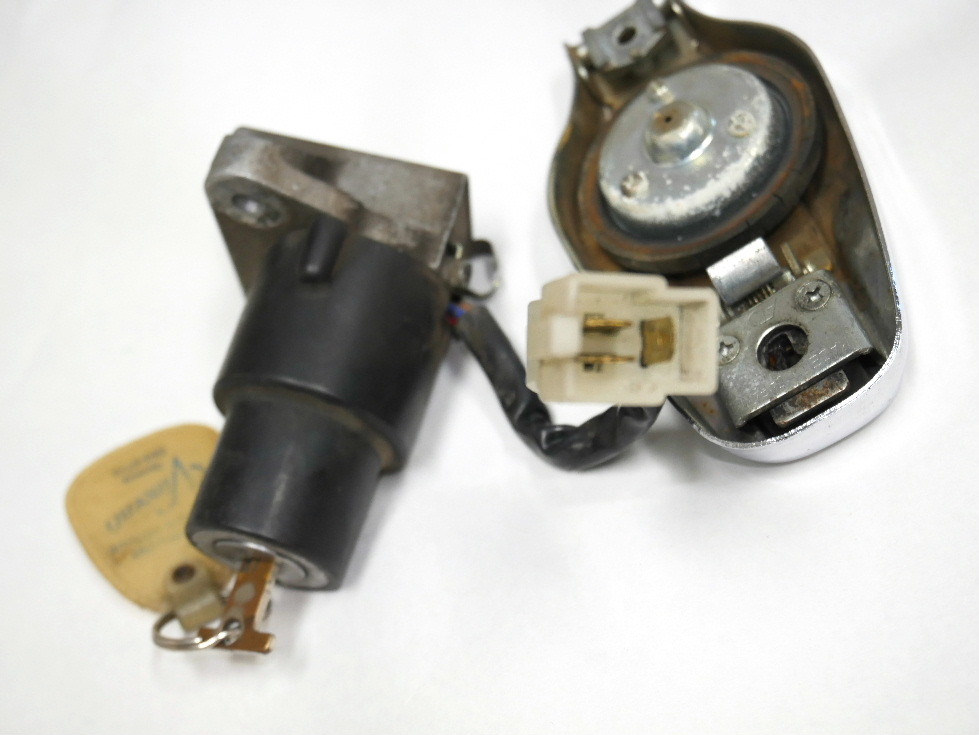 赤字超特価，新品 ヤマハＸＳ６５０　１９８０年　純正メインキーとタンクキャップ中古　ＵＳモデル