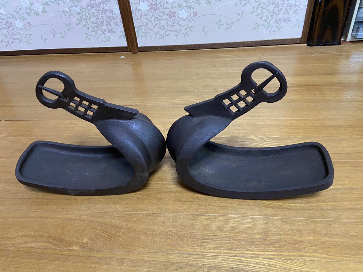 ★鐙 時代 鉄地花菱紋鐙 武具 馬具 旧家蔵出 兜鎧甲冑武士戦陣弓刀鞍鐙鍔目貫縁頭大名侍★