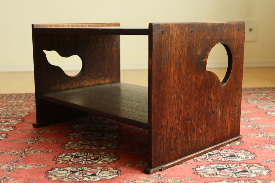 珍しい　小振りな飾り棚　約24x40x27(hwd)　木製 かわいい 花台 ミニキャビネ アンティーク 和家具 ローテーブル 民芸 文机 明治大正時代