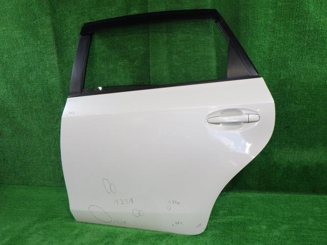 プリウスα DAA-ZVW41W 左リアドア S 5人 070 ニホンイタ M31Q8 67004-47100