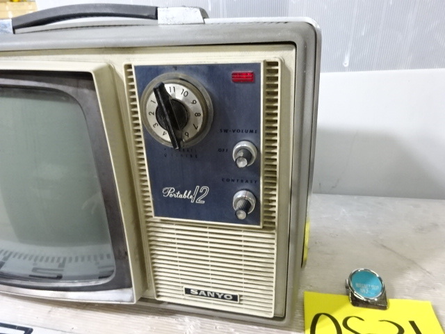アンティーク sanyo ブラウン管テレビ 赤色のレトロブラウン管テレビ