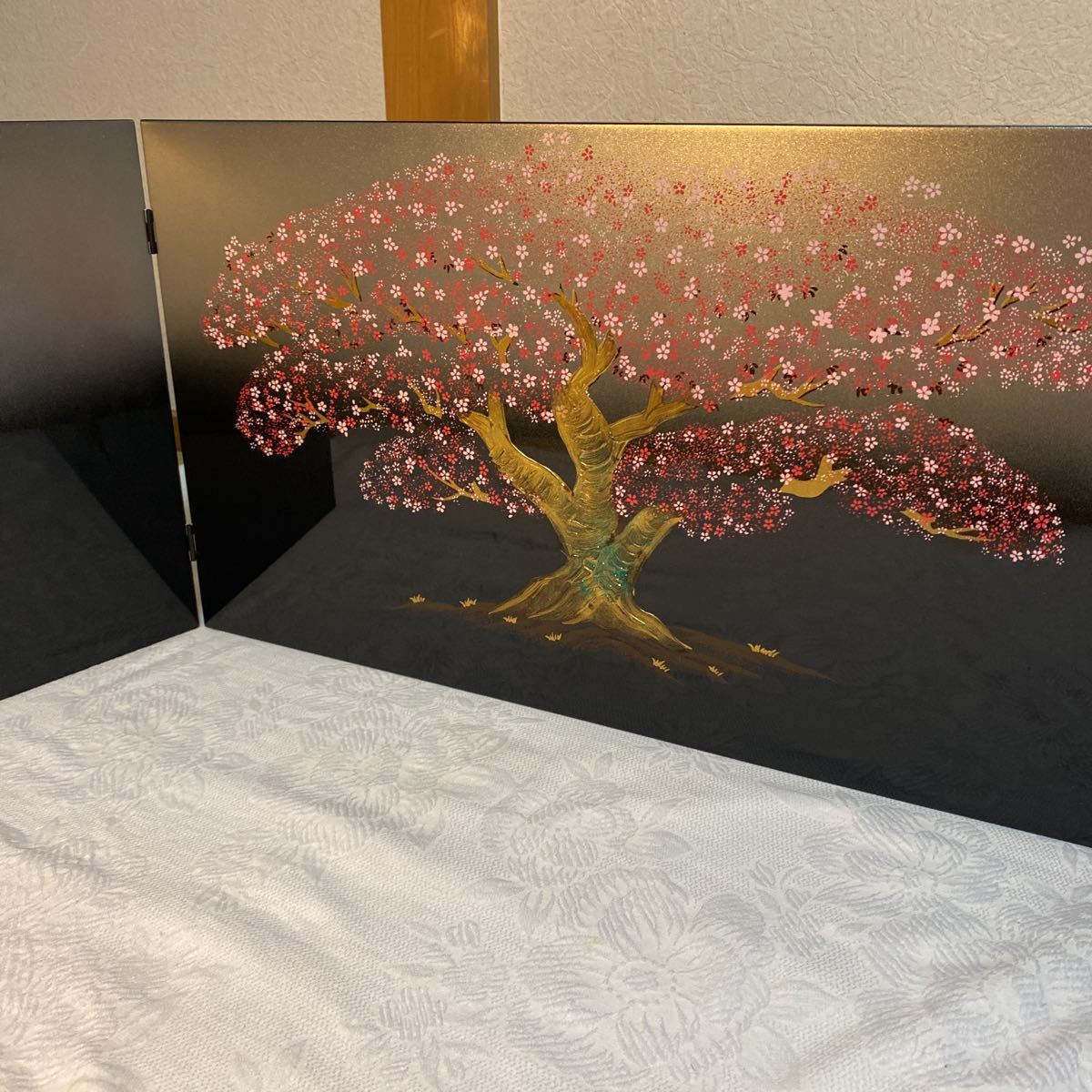 桜黒塗り三曲屏風　　高さ約33cm /インテリア屏風　シルバーぼかしかすみ桜　和風インテリア　三月屏風　雛人形屏風　置物　装飾雑貨