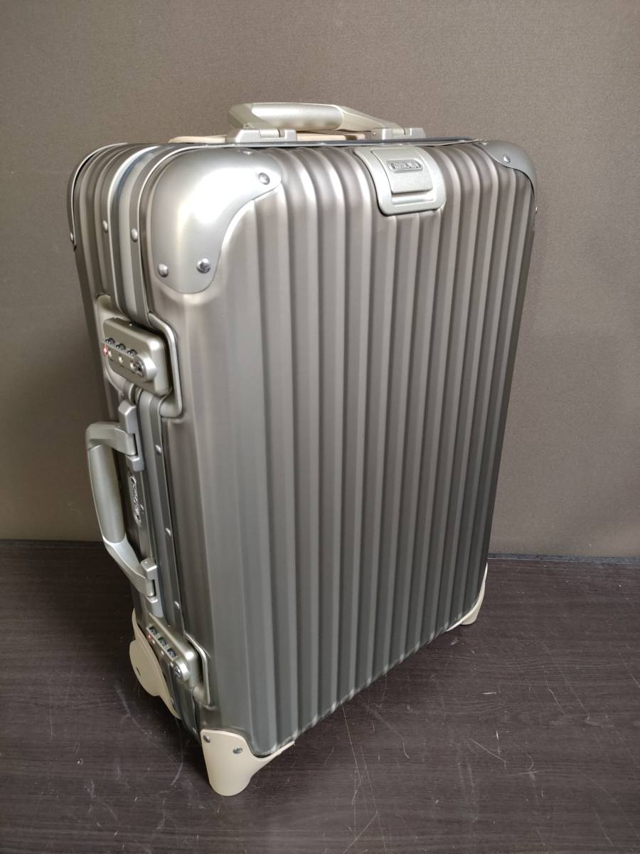 リモワ　キャビントロリー　汚れあり　希少 廃盤品 RIMOWA 稀少廃盤2輪トパーズチタニウムキャビントロリー 2011年製新品