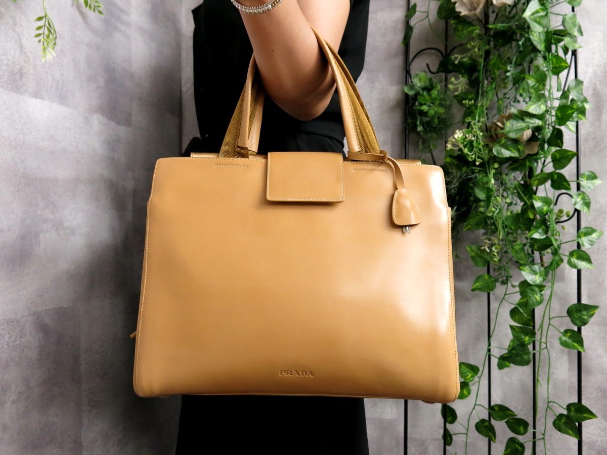 美品】PRADA×プラダ A4収納可能パテントレザー金色プレートトート 