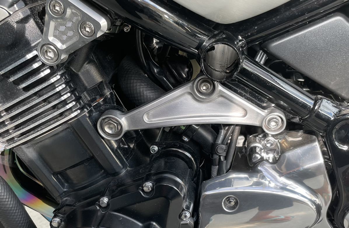 kawasaki Z900RS エンジンマウント ブラケット USED品(カワサキ用