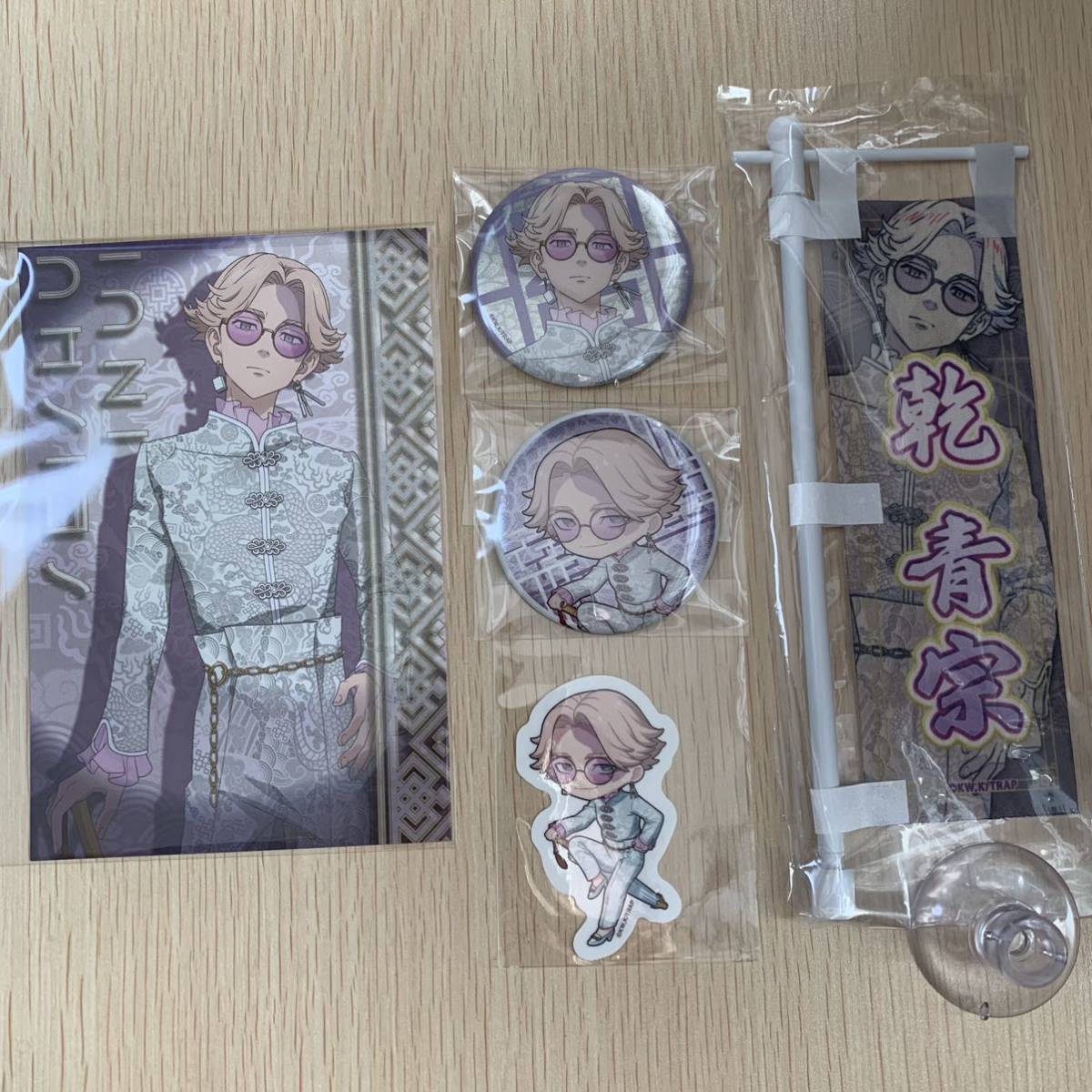 乾 青宗 グッズ 5点セット アニメガ ソフマップ チャイナ 特典 ポストカード ホログラム 缶バッジ ステッカー 卓上のぼり ちゃる東リベ