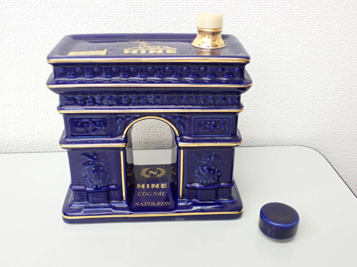 古酒）-17； ハイン HINE ナポレオン 凱旋門 青陶器ボトル （約 1547g
