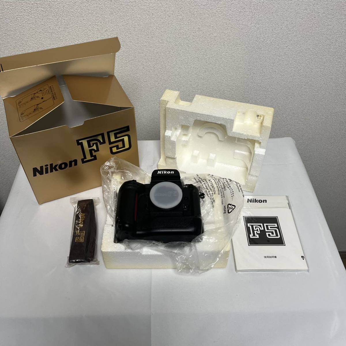 新同品】 Nikon ニコン F5 ボディ 純正ストラップ付 フィルムカメラ F5
