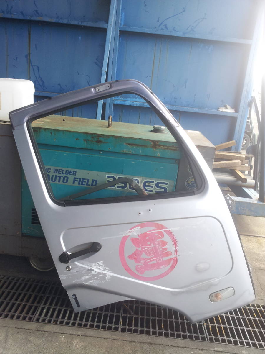 三菱　ファイター　 ドア 　右側 運転席側 　　R5-9-25