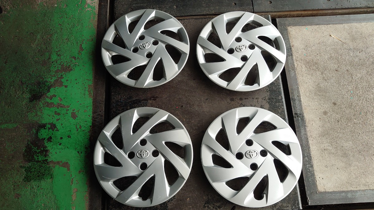 トヨタ NHP10 アクア 後期純正 15インチスチールホイール用ホイールキャップ ４枚セット 42602-52580