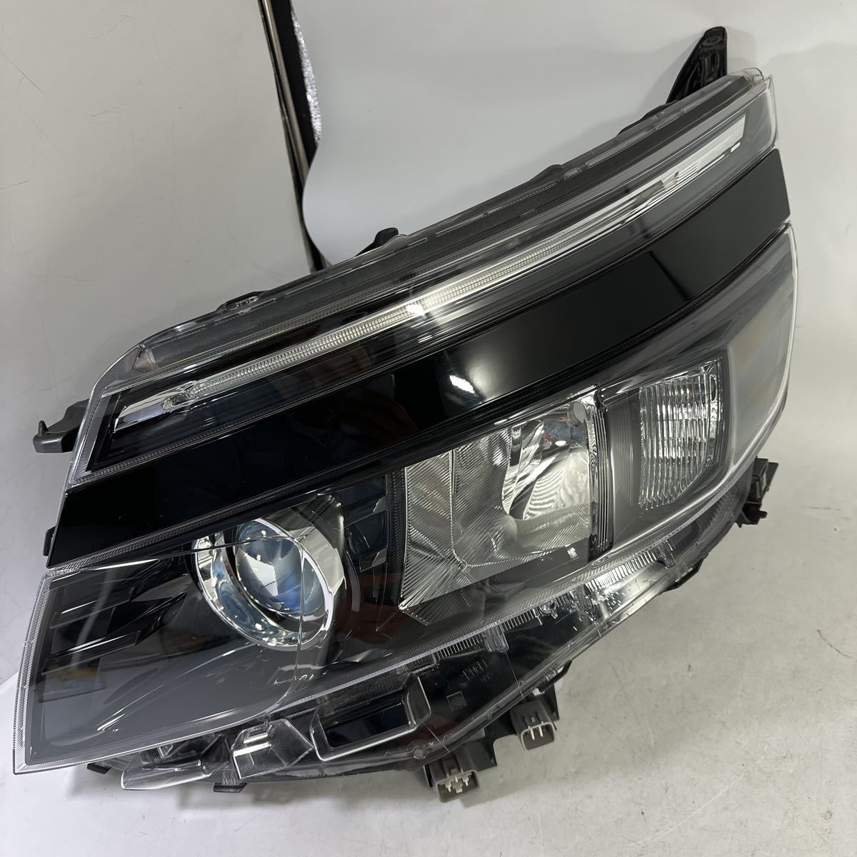 人気セール，正規品 M 32-2-2 ヴォクシー 前期 打刻L 28-229 LEDヘッドライト(ヘッドライト)｜売買されたオークション情報、yahooの商品情報をアーカイブ公開 - オークファン トヨタ用