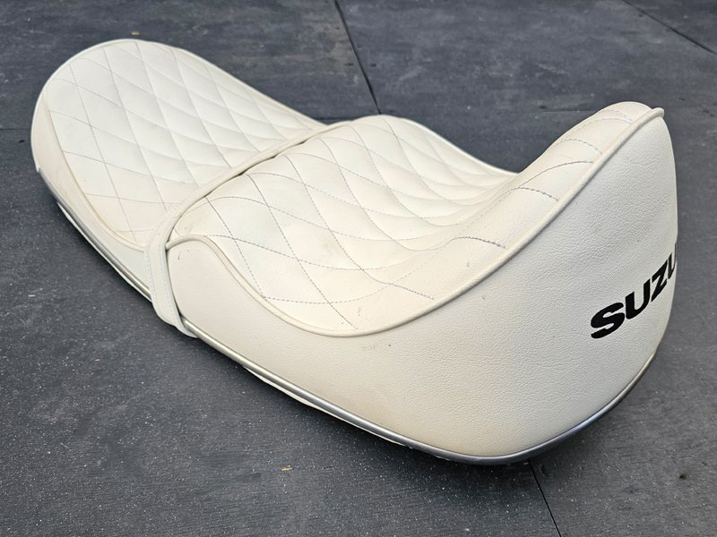 GT380 GT550 トライスターズ 製 白レザー ステッチ シート 純正 モール
