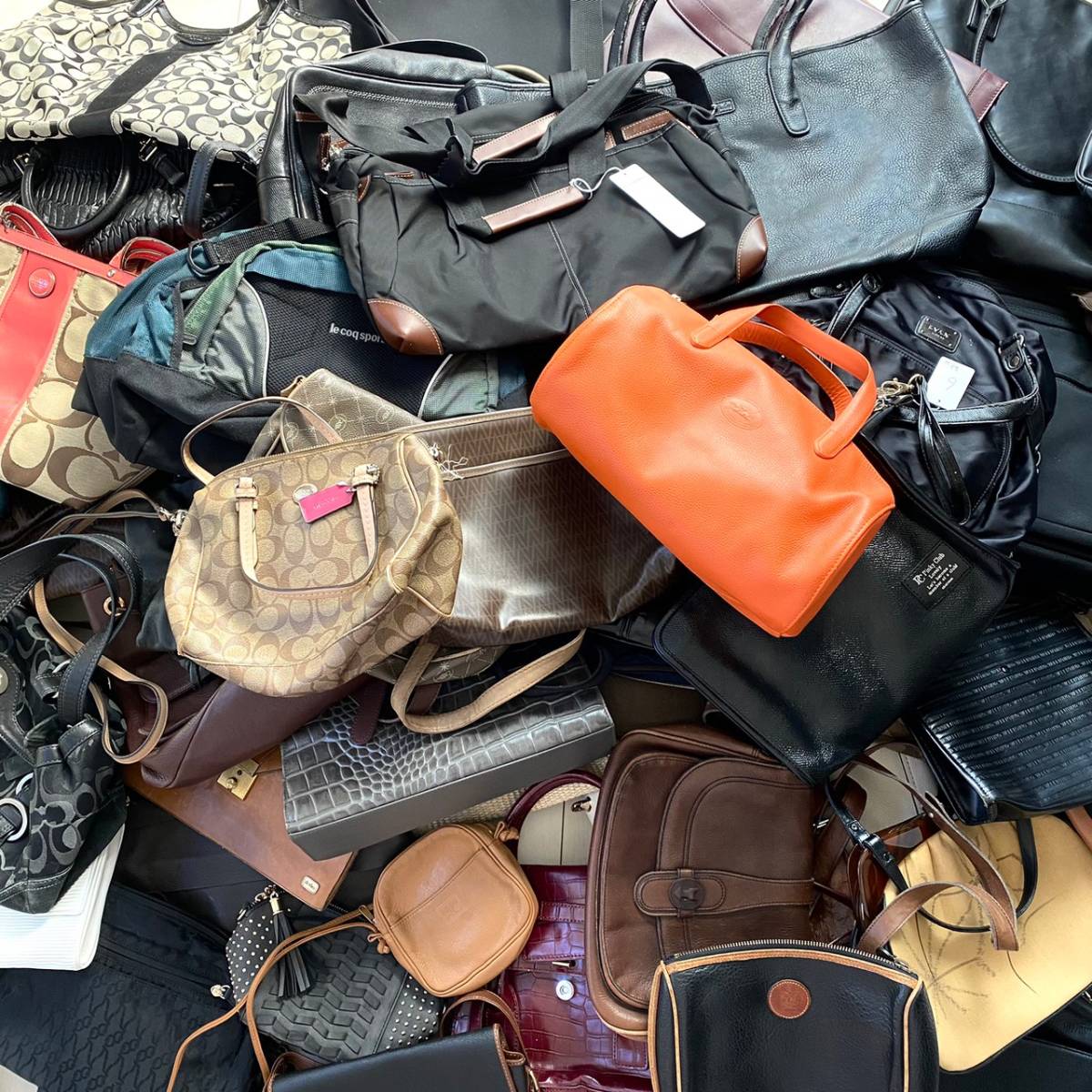 バッグまとめ売り 美品あり 160サイズ COACH クレージュ VALENTINO DIESEL le coq sportif コーチ 大量 特価 在庫処分 格安 激安 転売