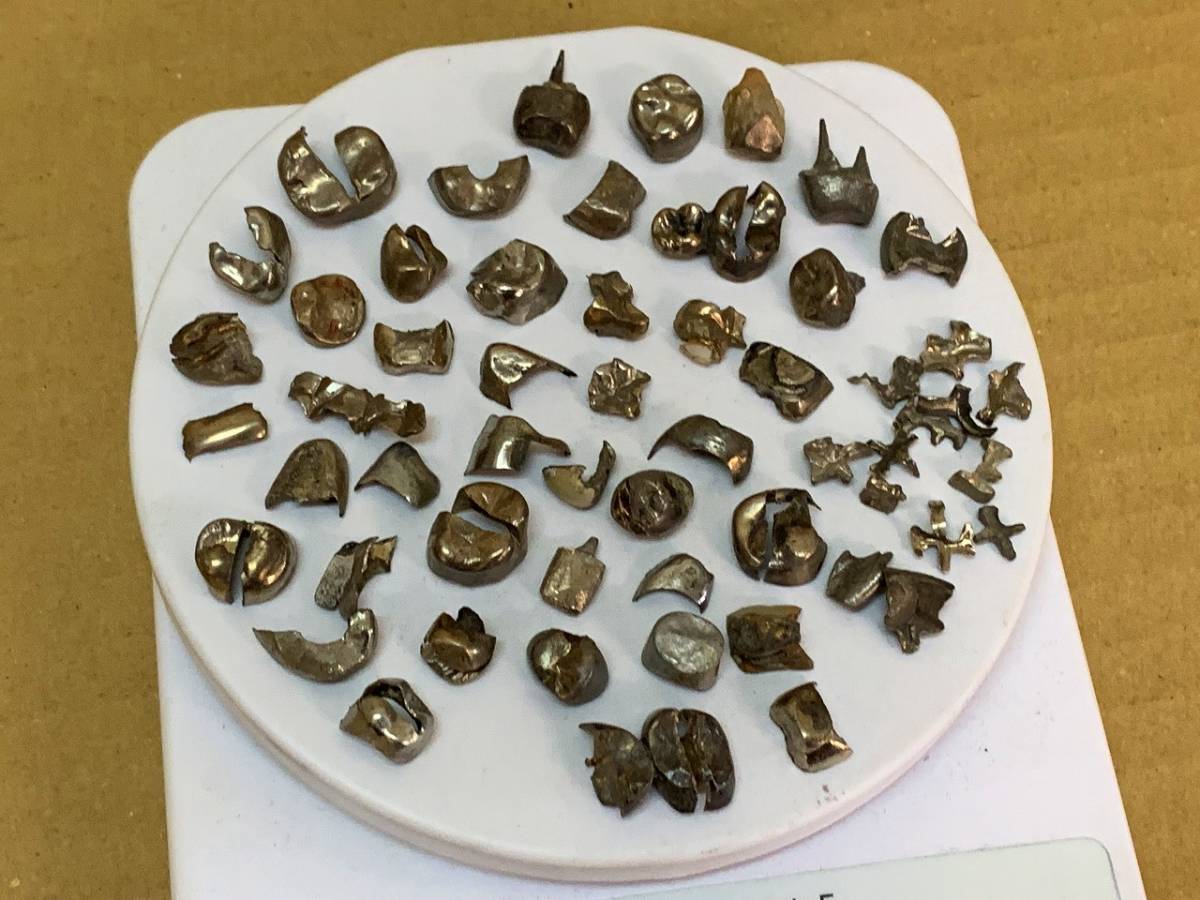 A1571) ？金パラなど？ 歯科スクラップ金属 50g ？金歯？銀歯