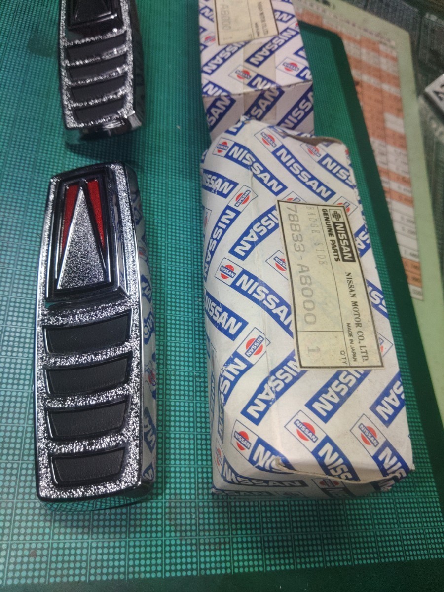 新品未使用 ハコスカ2ドア クウォーターエンブレム 左右2個セット 日産