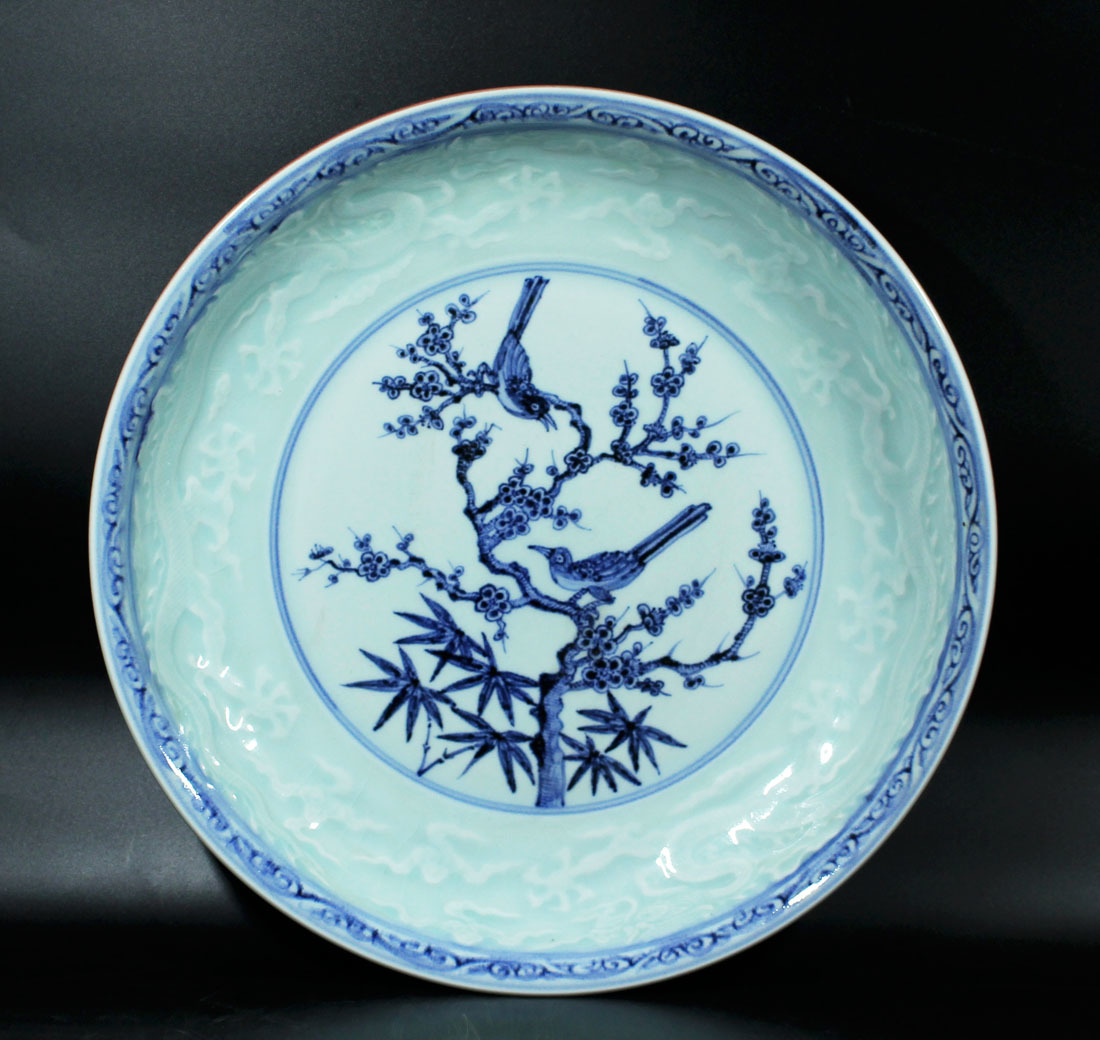 銘品　官窯景徳鎮窯紅釉染付梅鳥陽刻雲龍紋盤・明時代 中国古玩