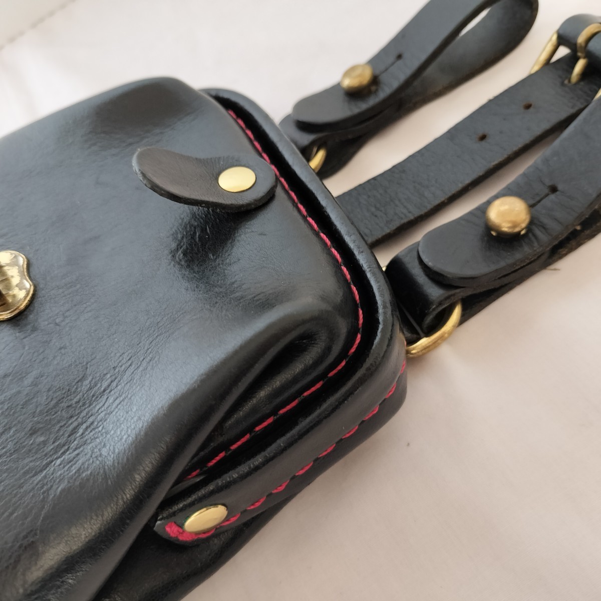 美品! HERZ ヘルツ 定価18700円 口枠ベルトポーチ (E-40) 黒ブラック