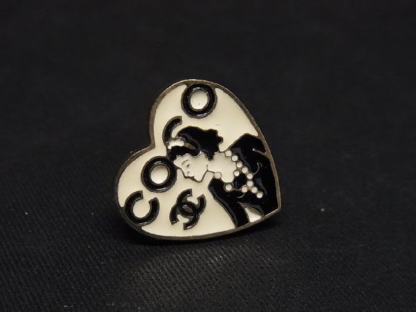 1円 ■美品■ CHANEL シャネル ココマーク マドモアゼル 06P ピンブローチ ピンバッジ アクセサリー ホワイト系×ゴールド系 AS3117