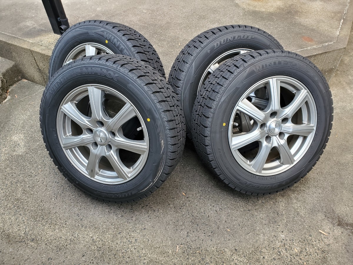 未使用ダンロップスタッドレスタイヤ4本セット205/60R16アルミ付き