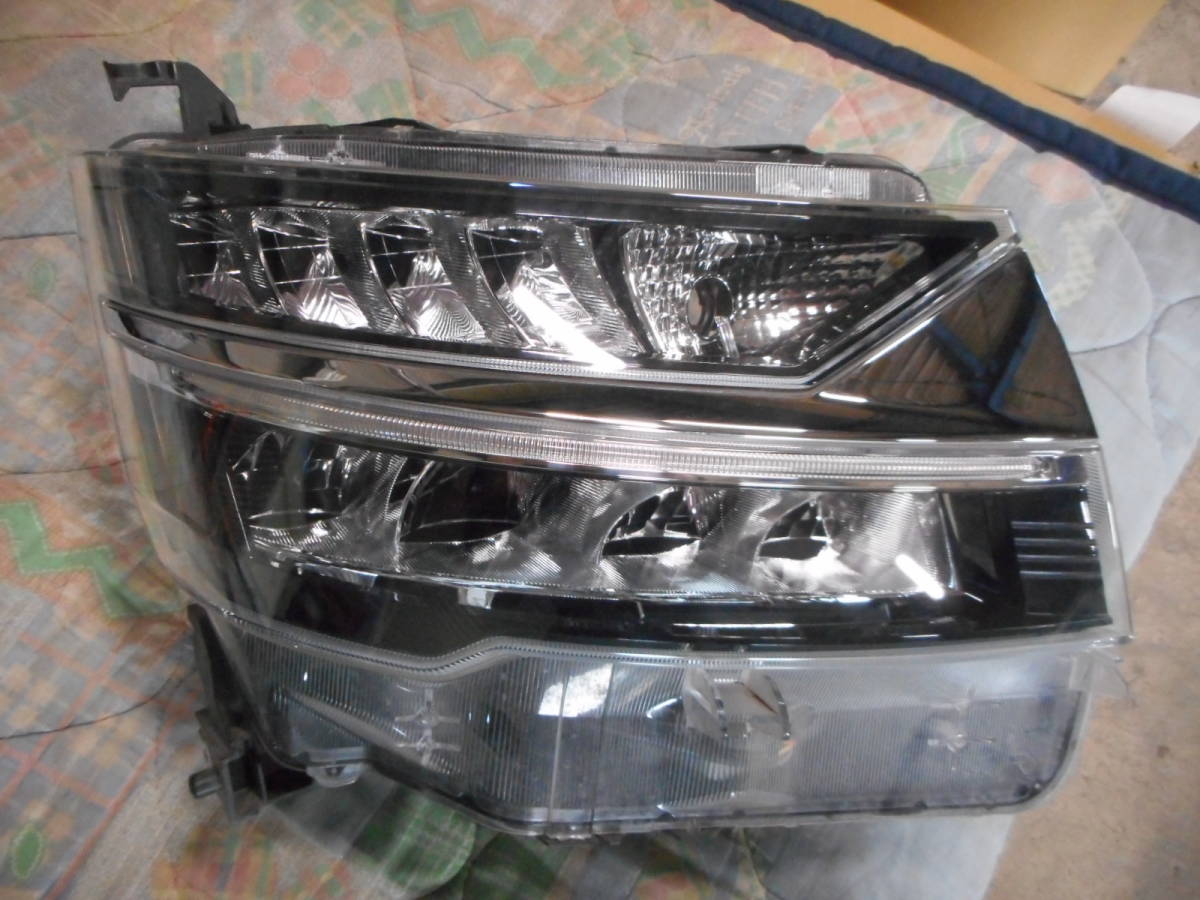 ラクティス DBA-NSP120 左ヘッドランプASSY X K411 -01A 070 52-274