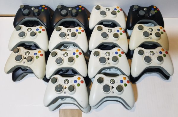 ☆ジャンク XBOX360 ワイヤレスコントローラー 28個&バッテリーパック