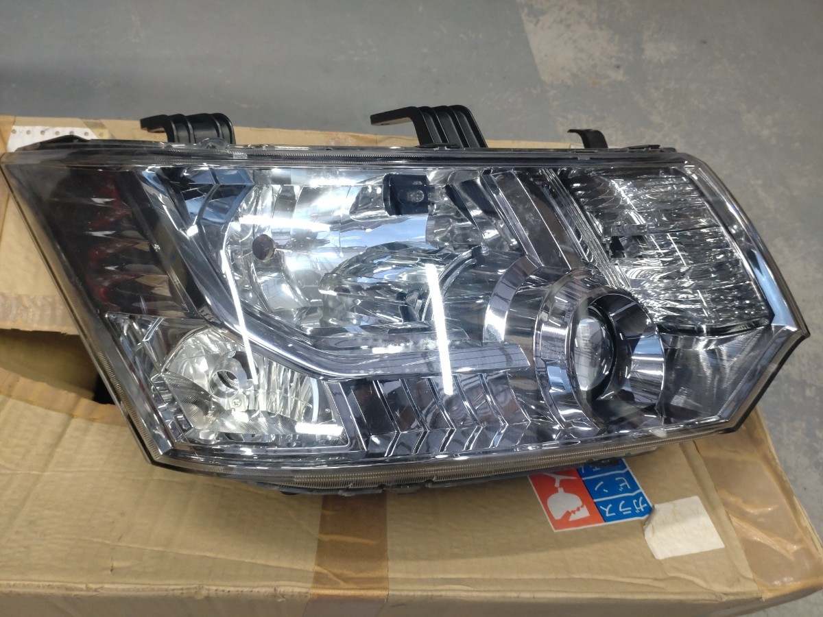 デリカD:5 右側 運転席側 ヘッドライト ヘッドランプ HID キセノン