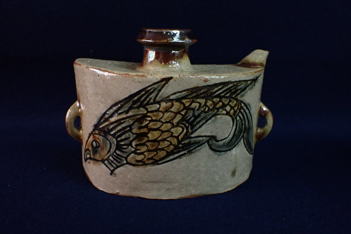 壺屋焼 ☆112946 金城次郎 抱瓶 壺屋焼 人間国宝 魚文 酒器☆