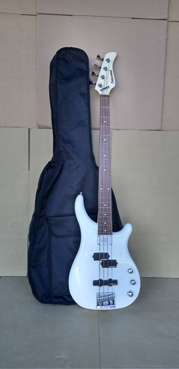 FERNANDES REVOLVER／NEW CONCEPT OF BASS GUITARS フェルナンデス エレキベース 白 重量3.2Kg／中古品 変色はありますがわりとキレイな1点