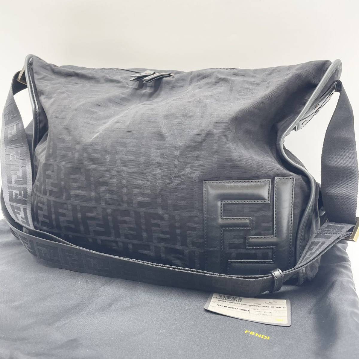 フェンディ ズッカ柄 メッセンジャーバック ブラック ユニセックス 1円 [超美品] FENDI フェンディ ズッカ柄 メッセンジャーバッグ FF
