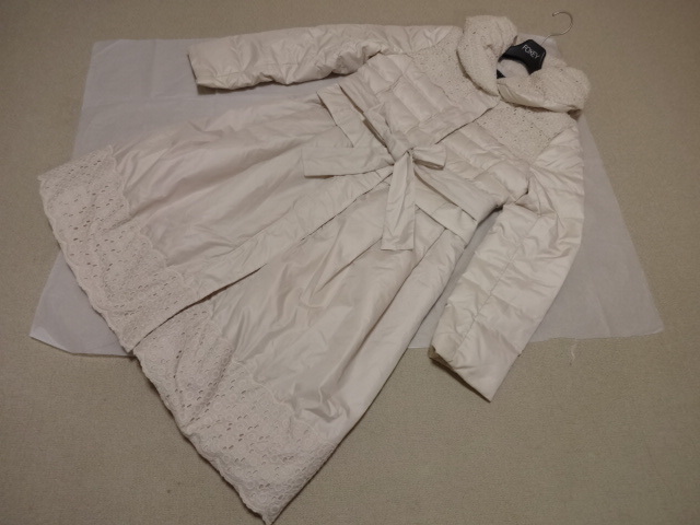 TO BE CHIC★お花柄 刺しゅうレース付 ロング丈 ダウンコート 淡ベージュ★トゥービーシック